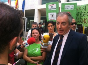 El presidente del Consell, Vicent Serra, atiende a los representantes de los profesores en la puerta de la máxima institución ibicenca