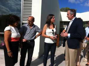 Vicent Serra (a la dreta)n avui dematí durant la inauguració de l'escoleta de Can Coix. Foto: D.V.