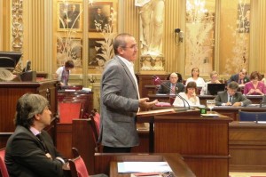 Xico Tarrés durante su interpelación en el pleno del Parlamento al conseller de Salut Martí Sansaloni.