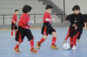 Un partido de fútbol sala en categorías inferiores. 