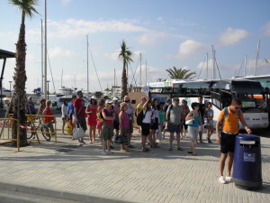 Entre otros puntos, el GUIF propone que se habiliten zonas de refugio del sol y la lluvia para los pasajeros que esperan en La Savina. Foto: GUIF