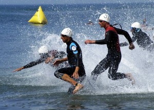 Varios participantes en la prueba de natación de un triatlón.