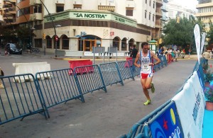 Crespo comprueba su tiempo tras finalizar la primera de las dos vueltas de recorrido.