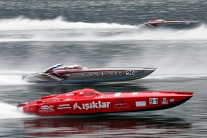 Una espectacular imagen de tres embarcaciones de tipo Class 1 durante una carrera.