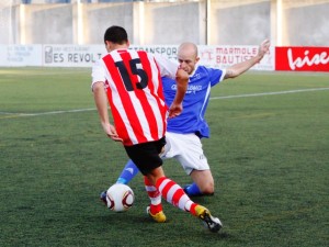 Paco Maline corta el avance de un jugador del Montuïri en su anterior etapa en el San Rafael.