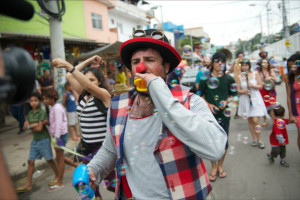 Iván Prado, director del Festiclown, durante un espectaculo circense en las favelas de Brasil.