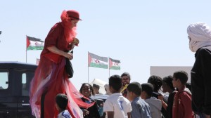 Andrea Floriach y su animación de zancos en la caravana Fisahara de 2012. Foto: Pallasos en Rebeldía. 