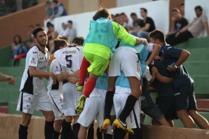 Los jugadores de la Peña celebran la consecución del tanto de Sete. Foto: Fútbol Pitiuso