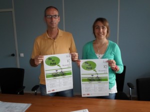 A la dercha, la concejala de Deportes de Vila, Mar Sánchez, presentando el cartel del Día del Pedal.