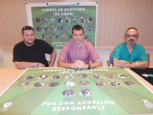 En la imagen, el concejal Juan Mayans, junto con el lacero Alejandro Gutiérrez y el veterinario Fernando Ribas.