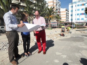 La alcaldesa, Pilar Marí, flanqueada por los dos tenientes de alcalde y echándole un vistazo a los planos. Foto: Ajuntament d'Eivissa.