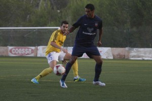 Yeste cubre a un jugador del Formentera en el derbi de la pasada campaña. Foto: Fútbol Pitiuso