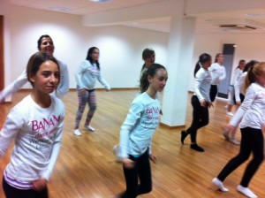 Ensayando la coreografía.