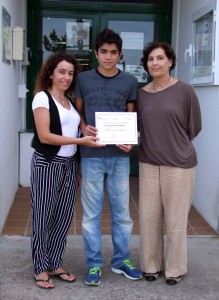 A la fotografia, el lliurament del diploma d'aprofitament a un alumne que ha superat el programa en coneixements de mecànica. 