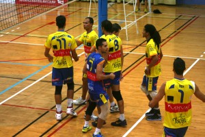 Los jugadores del Ushuaïa Ibiza Voley celebran uno de los puntos obtenidos ante L'Illa Grau. Fotos: C. V.