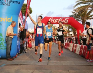 David Palacios celebra su victoria en la prueba reina de la XXX Milla Urbana Isla de Ibiza.