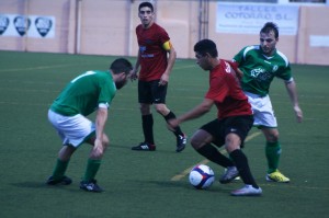 Ademario, jugador del Formentera B, intenta burlar a un defensa del Luchador.