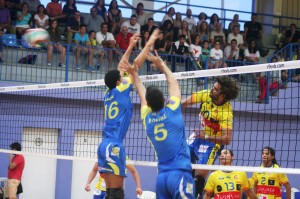 Saulo Costa remata un balón durante el primer partido de la Superliga frente al Vecindario. Fotos: C. V.