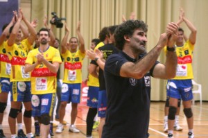 Toni Gino y los jugadores del Ushuaïa celebran con los aficionados la victoria ante el equipo canario.