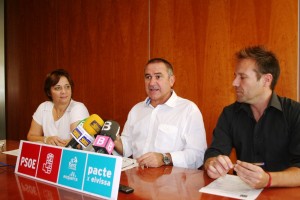 Patricia Abascal, Xico Tarrés y Juanjo Cardona, en la rueda de prensa del PSOE-Pacte per Eivissa.