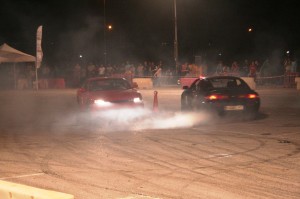 Dos de los vehículos de la Asociación de Drift de Baleares durante un momento del show.