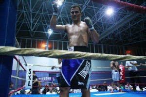 Iván Bonet se llevó el triunfo a los puntos tras un combate muy disputado ante Vázquez.