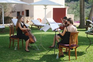 Tres jóvenes artistas amenizaron el evento con música clásica.