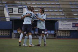 Galera celebra un gol con varios compañeros de equipo. Foto: Fútbol Pitiuso