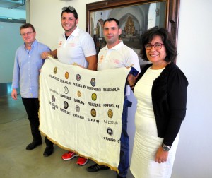 Moment d'entrega de la bandera dels campionats. Foto: Ajuntament de Sant Antoni.