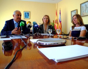 El delegado del Gobierno en Ibiza y la jefa provincial de Tráfico en Baleares, durante la rueda de prensa