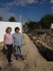 La alcaldesa Neus Marí y el edil de Obras, Rafa Tur, en su visita a las obras de mejora de Cala de Bou. 