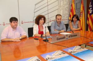 La consellera eivissenca de Cultura, Pepita Costa, amb els regidors de Cultura de Sant Antoni (Sara Ramon) i de Sant Joan (Jose Manuel Marí), i el vocal de la Federació de Colles Juan Antonio Torres. 