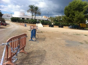 Destino, propiedad de Pacha, ha suscitado denuncias por parte del Ayuntamiento de Santa Eulària y de los vecinos de la zona por emplear este ANEI continuo al hotel como aparcamiento. Foto: D. Ventura