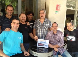 Javier Palau, Sebastià Crespí y los responsables del Motoclub, durante la primera reunión.