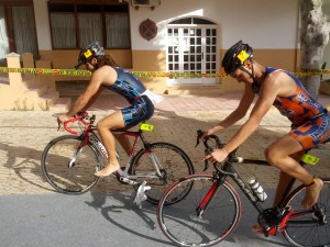 Los dorsales 3 y 6 fueron los primeros en subirse a la bici y empezar a pedalear