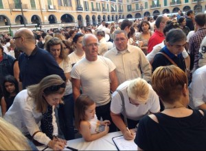 Manifestació de partidaris del TIL a la plaça Major de Palma. Foto: Twitter Enric Borràs.