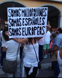 Un dels cartells de la manifestació. Foto: Twitter Ana Maria Aguiló.