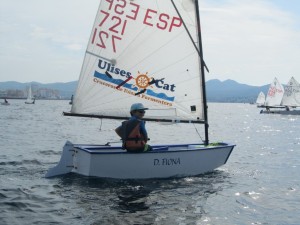 Uno de los jóvenes participantes de la categoría D de Optimist durante la regata.