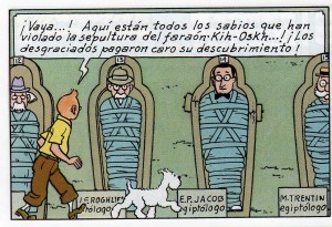 Edgard Jacobs, amigo y colaborador de Hergé, en uno de los sarcófagos encontrados por Tintín en la tumba del faraón Kih-Osk.