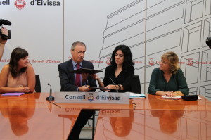 Al centre de la imatge, el president del Consell d'Eivissa, Vicent Serra, i la consellera balear de Família i Serveis Socials, Sandra Fernández. 