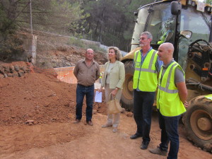 La alcaldesa Neus Marí, el concejal de Medio Ambiente, Juan Ribas, el técnico municipal y el responsable de Aqualia, en las obras de esta infraestructura que dotará al municipio de agua desalada.