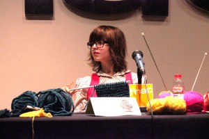 Ainhoa Rebolledo en la presentación de 'Tricot' en Fnac Triangle (Barcelona), donde acudió armada de sus agujas de tejer y un sinfín de ovillos de lana. Foto: Dinah Robledillo