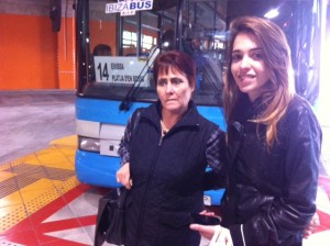 Rosario Berlanga y Sara Villana esperando el autobús. 