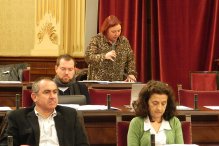 La diputada Margalida Font realitzant la pregunta al conseller Carlos Delgado. 