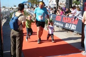 Lluís Bassas cruza la línea de meta acompañado por sus dos hijos.