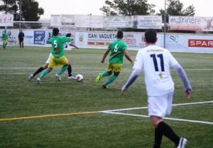 Adri zancadillea a Salinas en el minuto 26 y el propio jugador transformó el penalti.