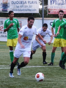 Salinas logró el primer gol de su cuenta personal en el partido ante el Atlético Rafal desde el punto de penalti.