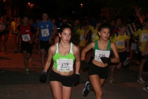 Dos de las participantes de la carrera cadete y juvenil, en primer plano. 