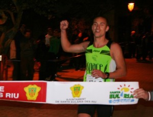 Adrián Guirado celebra el triunfo en la semi maratón por relevos de la Cursa de sa Sobrassada.