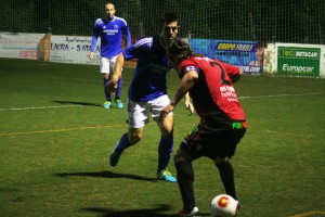 Manolo Aparicio presiona a Diego Romero durante el partido de la primera vuelta (0-0).